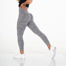 Load image into Gallery viewer, SVANA CAMO SEAMLESS LEGGINGS